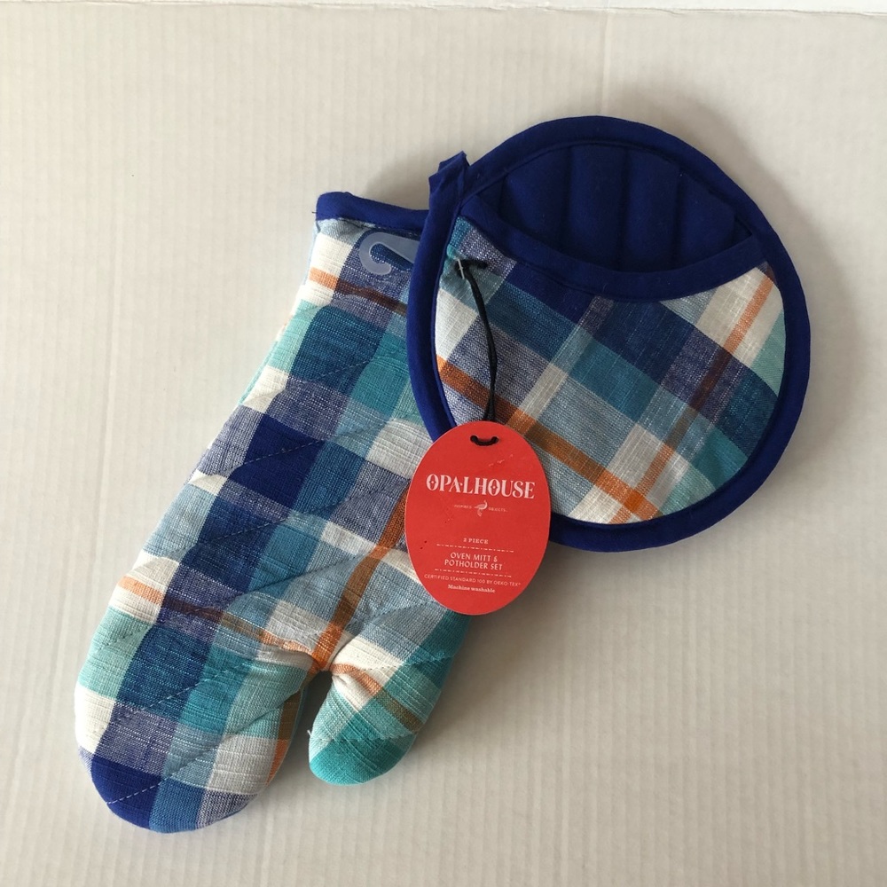 Multi blue color plaid 2 piece oven mitt and potholder set